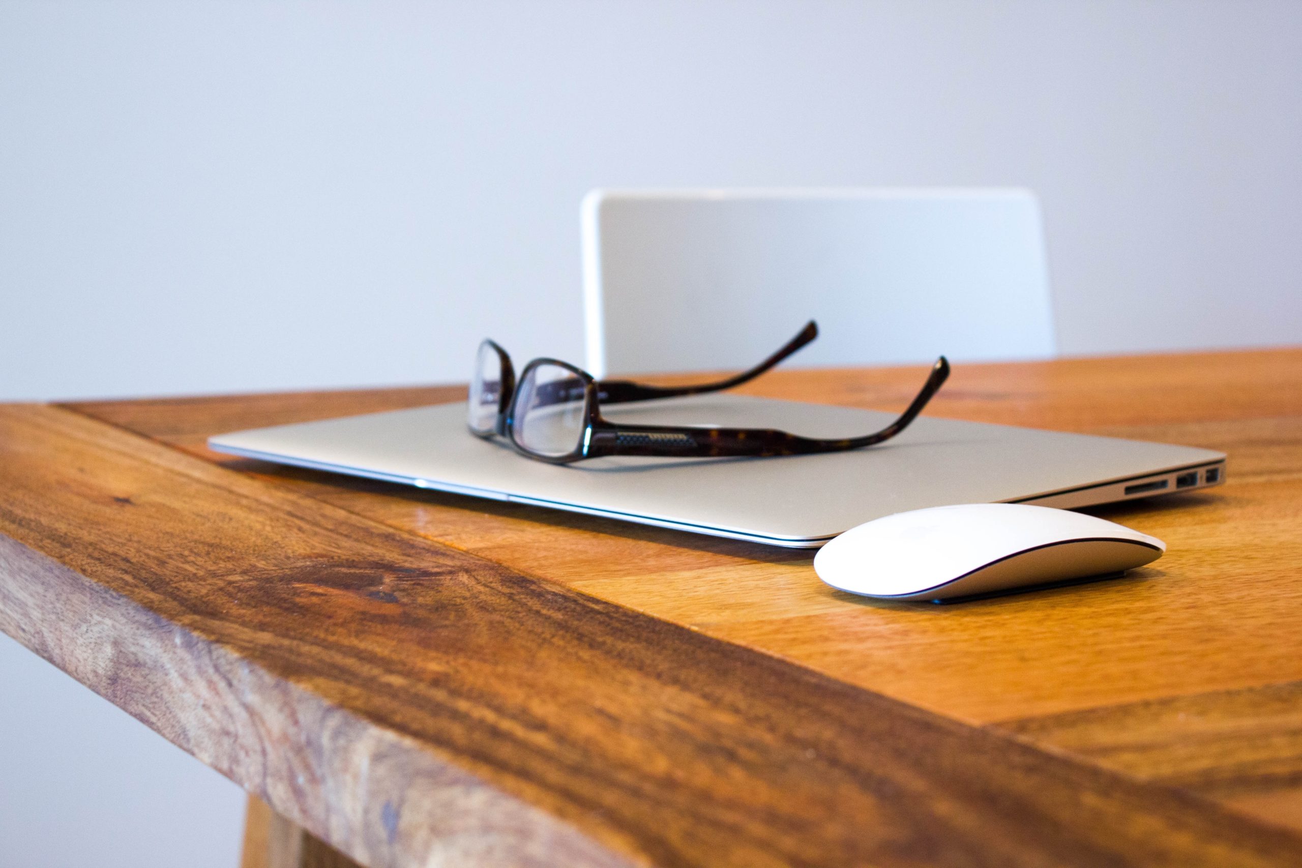 picture of computer and glasses